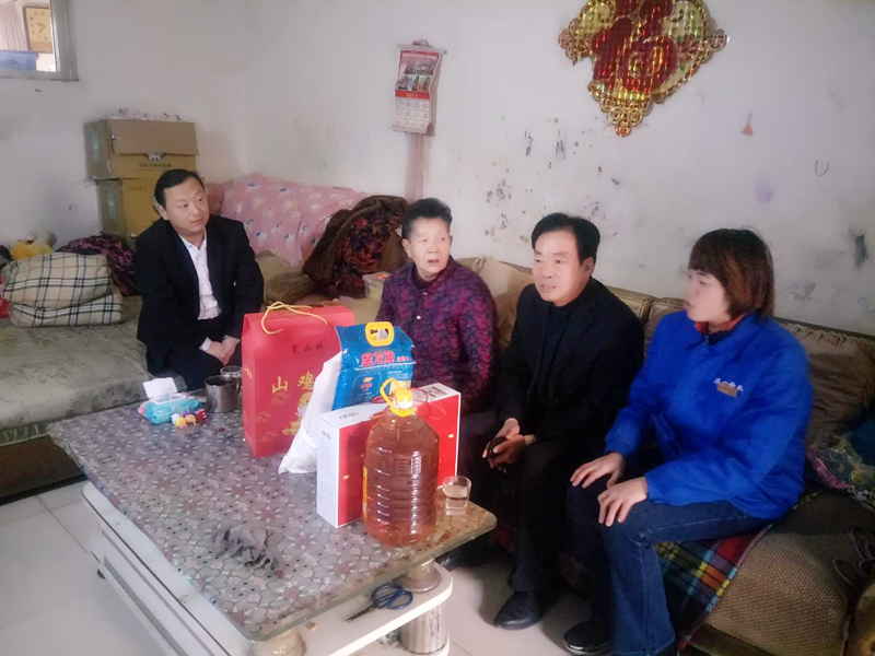 濟南市物業管理協會走訪慰問連心物業特困職工