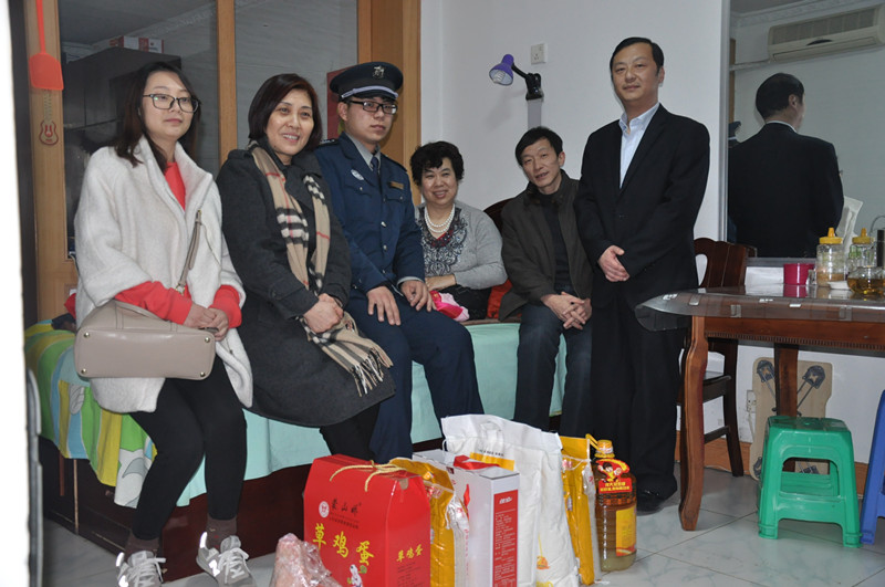 濟南市物業協會領導慰問我公司特困職工