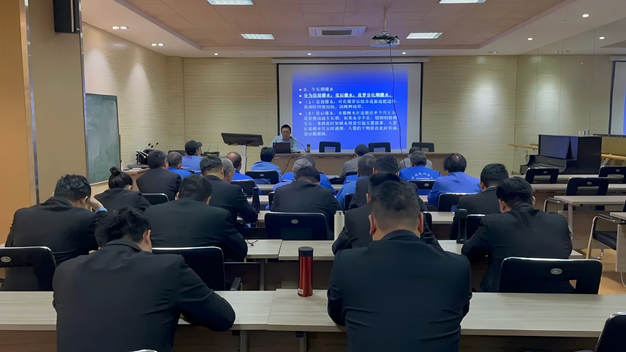 濟南連心物業(yè)舉辦綠化養(yǎng)護知識與修剪藝術(shù)專項培訓